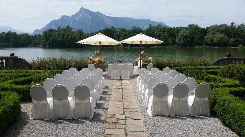 Heiraten im Schloss, Heiraten in Salzburg Schloss Leopoldskron_Trauung mit Hussen am Weiher