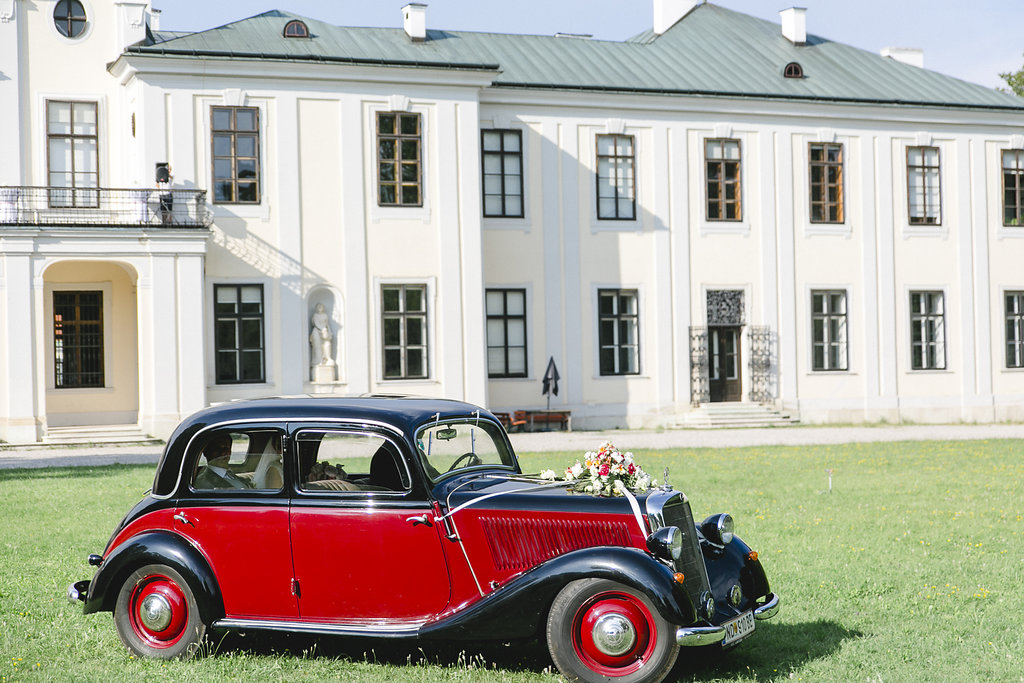 Sonnenschein, Romantik und ein Oldtimer - eine Hochzeitsinspiration Sonnenschein, Romantik und ein Oldtimer - eine Hochzeitsinspiration