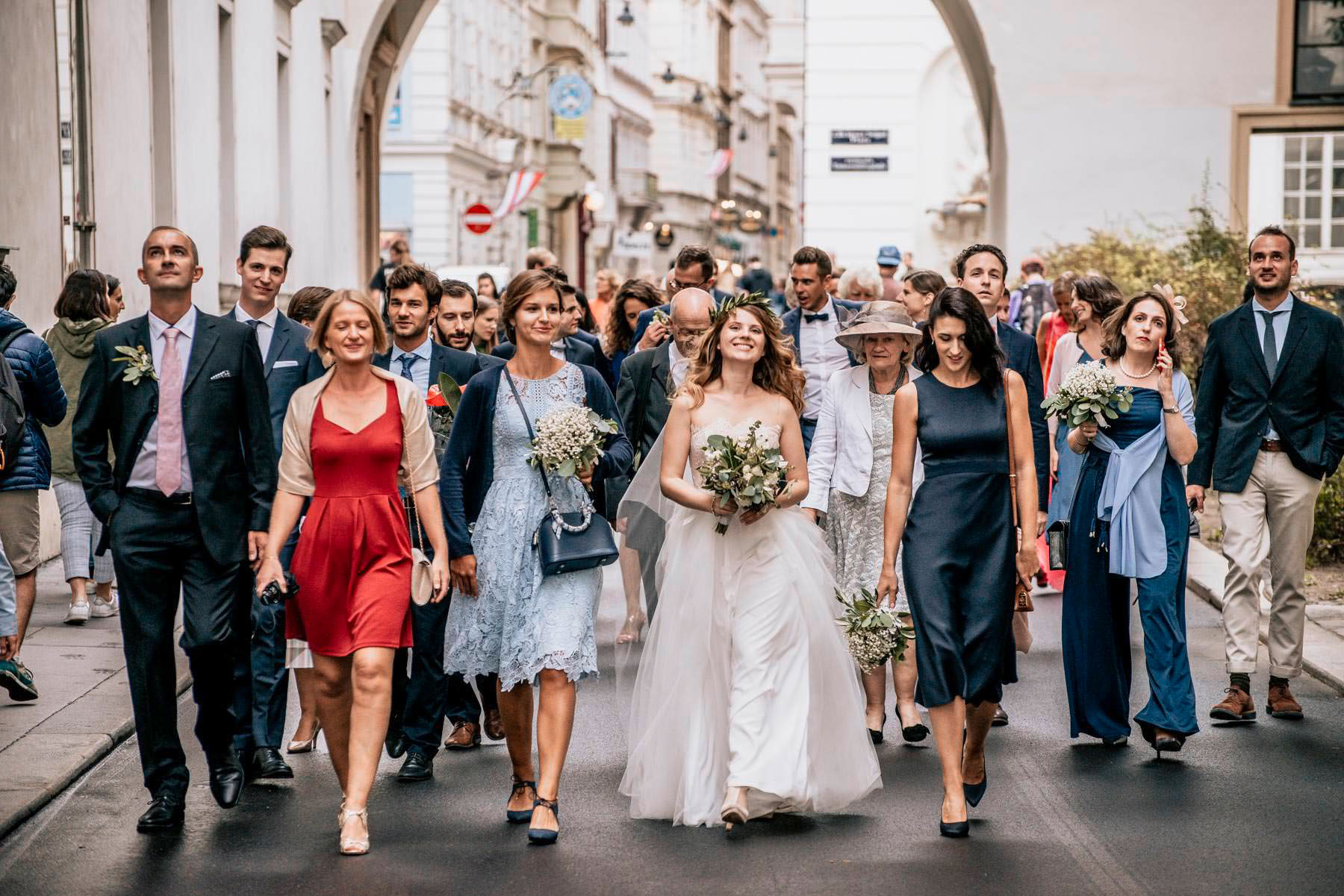 Urbane Hochzeit Urban wedding - wedding party walking, Urbane Hochzeit