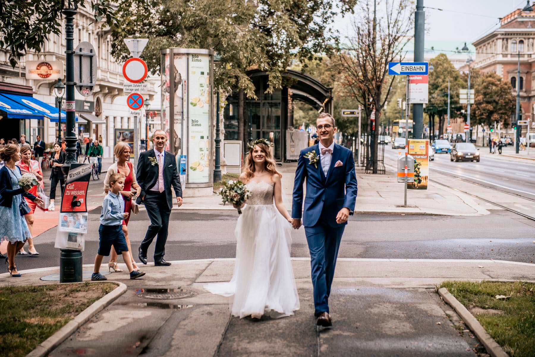 Urbane Hochzeit Urban wedding - Bride and groom in streets of Vienna, Urbane Hochzeit