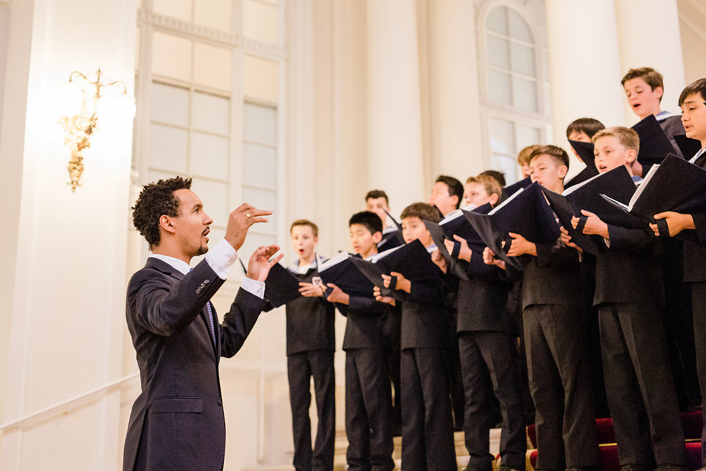 Wiener Sängerknaben und Dirigent im Palais Coburg