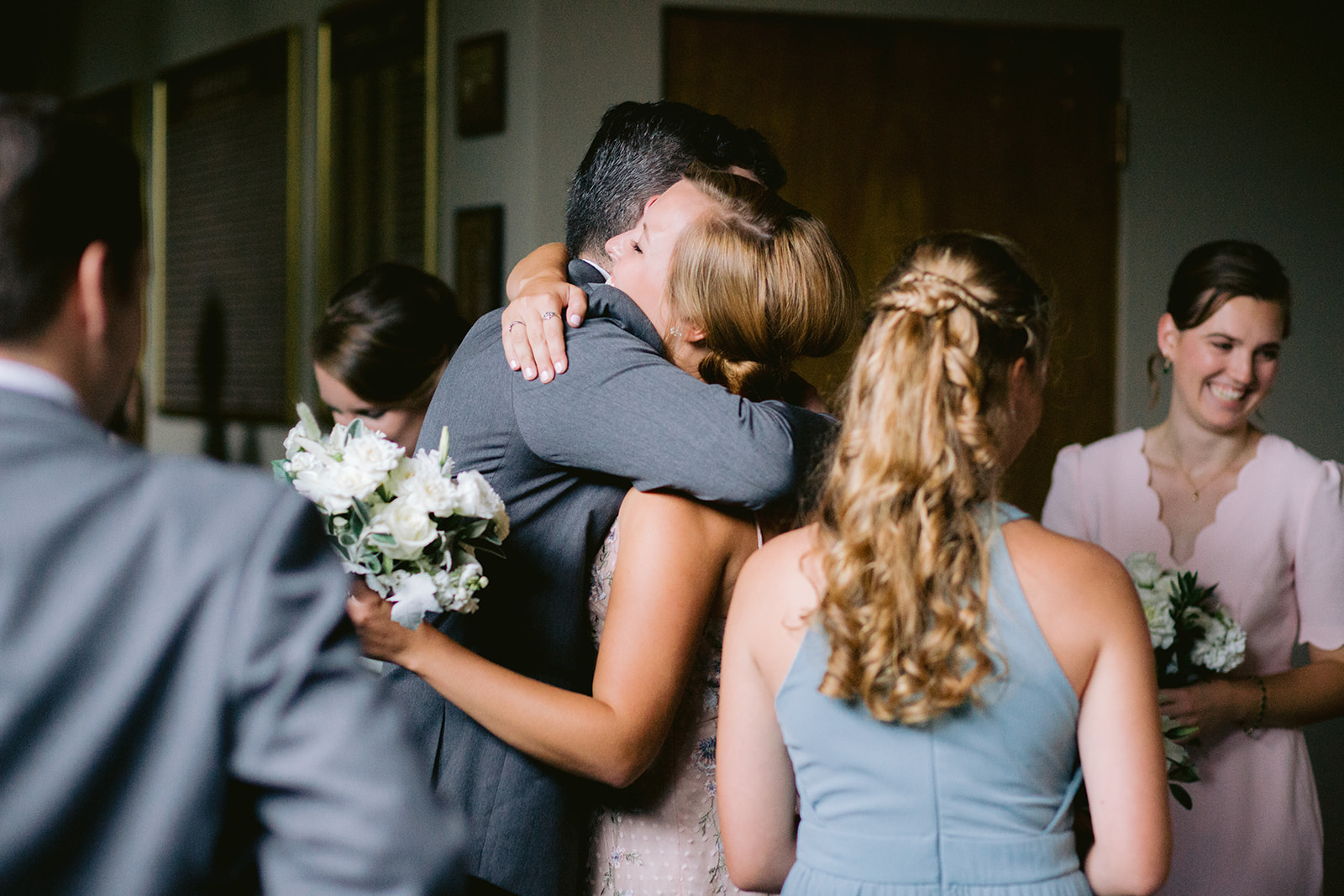 Umarmungen des Bräutigams
