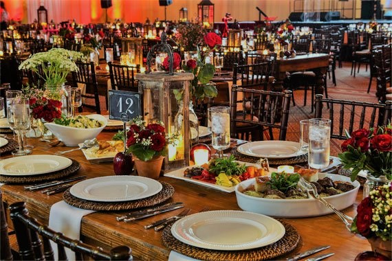 Family Style Abendessen Family Style reception at a big wedding