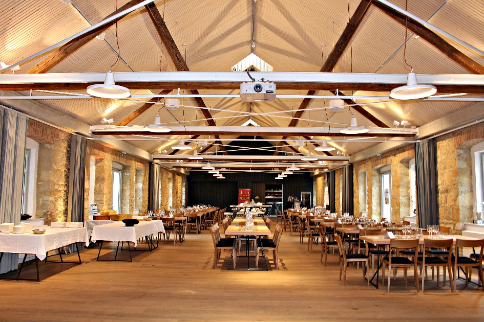 Tische in einem Festsaal