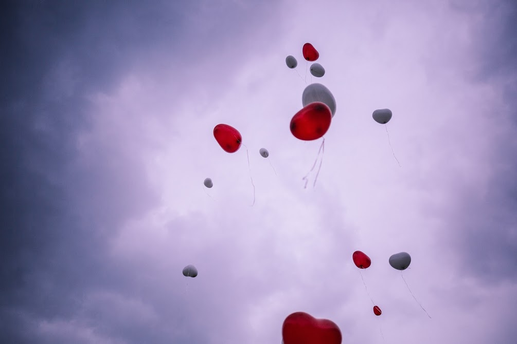 Luftballons steigen lassen