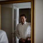 Sommerhochzeit mit französischem Flair Getting Ready Bräutigam Smoking