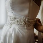 Sommerhochzeit mit französischem Flair Brautkleiddetail
