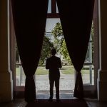 Sommerhochzeit mit französischem Flair Bräutigam