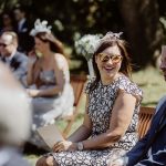 Sommerhochzeit mit französischem Flair lachende Gäste bei Trauung