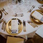 Sommerhochzeit mit französischem Flair Tischdekoration mit Menükarte