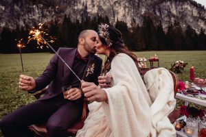 Bergverliebt - Küssendes Brautpaar