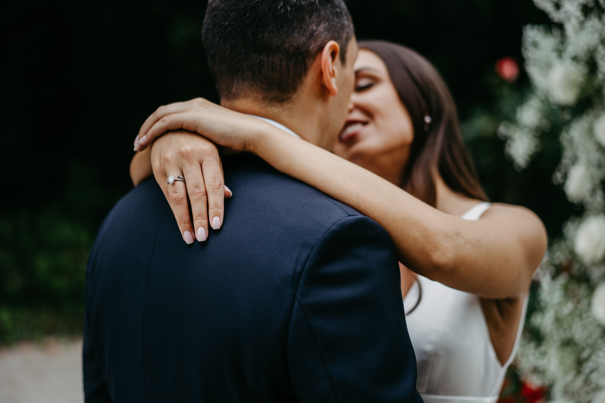 Braut und Bräutigam und Verlobungsring