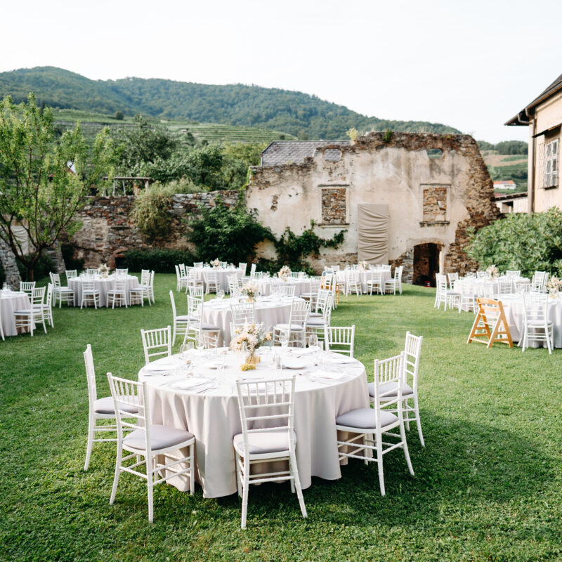 Outdoor-Dinner Setup Tische & Stühle