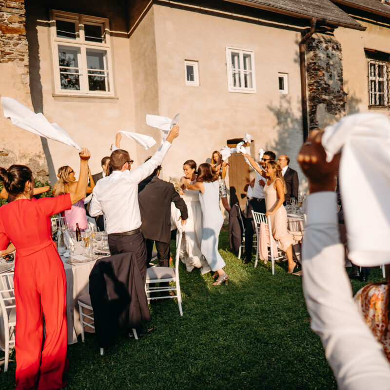 Gäste in action beim Outdoor-Dinner