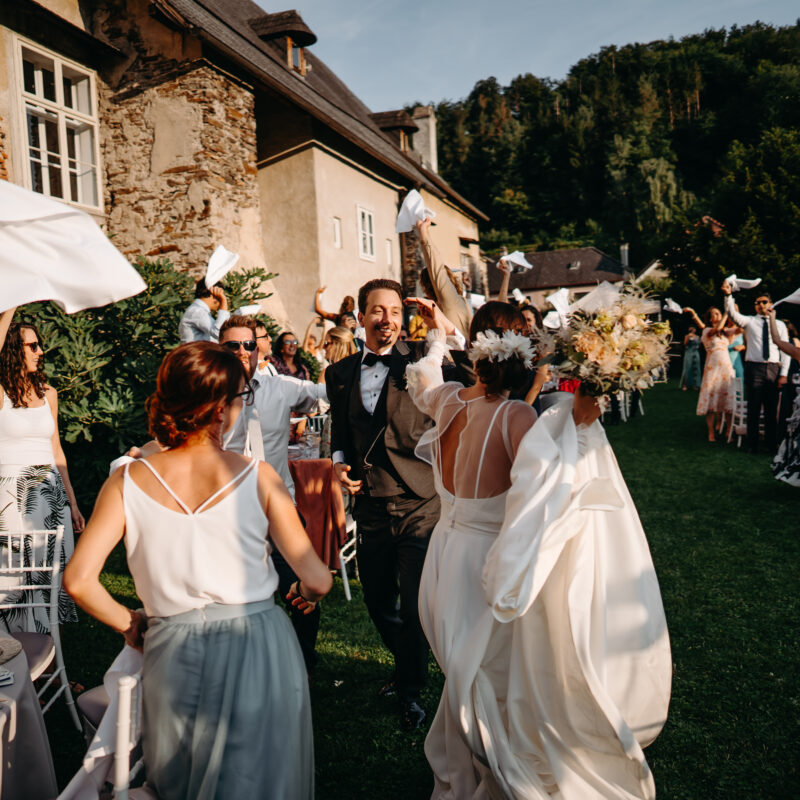 Brautpaar in action beim Outdoor-Dinner