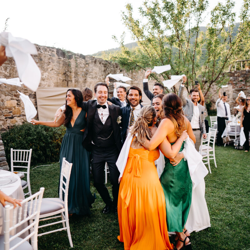 Brautpaar und Gäste in action