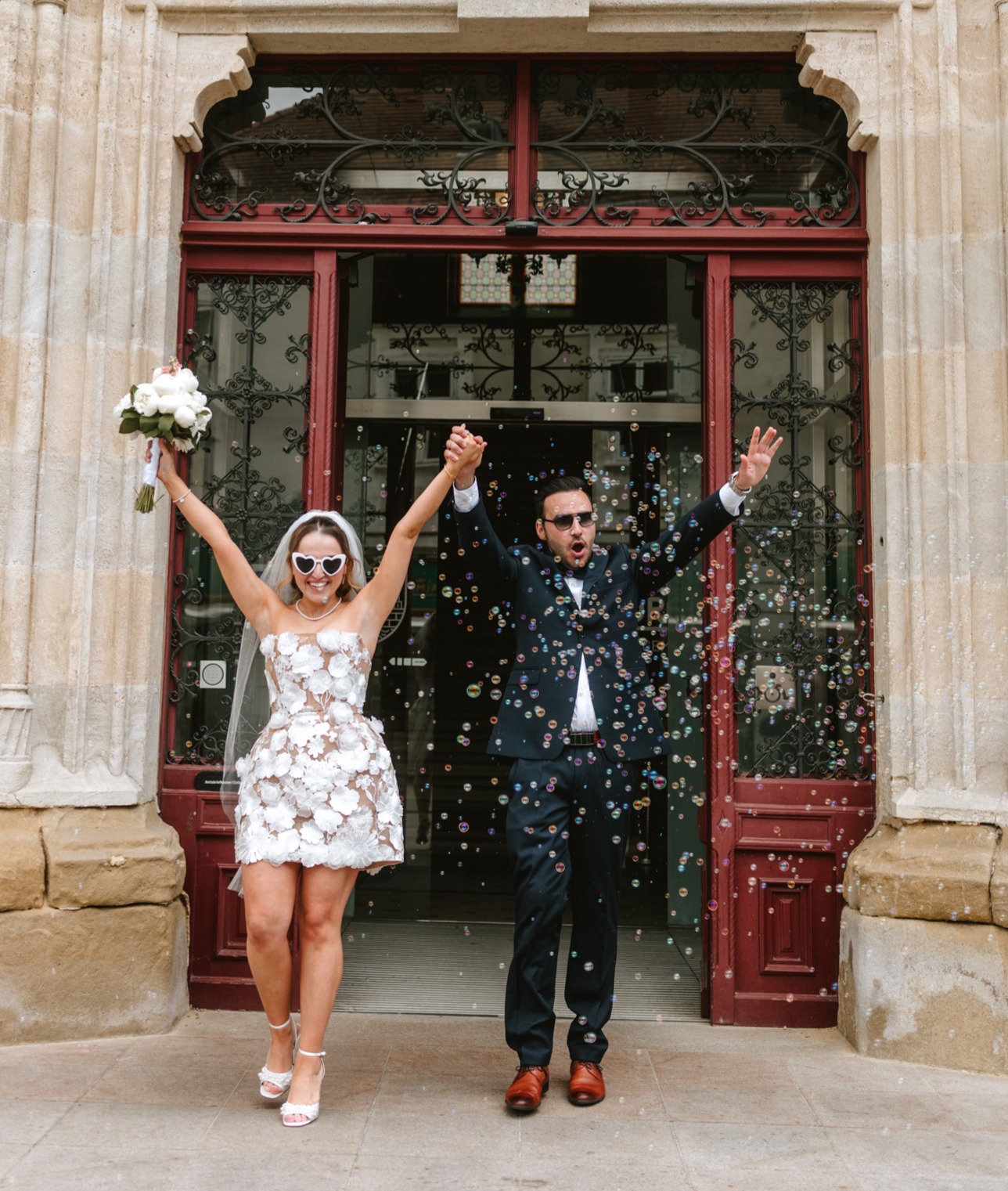 Glückliches Brautpaar bei der standesamtlichen Trauung, (c).paulinawithlove