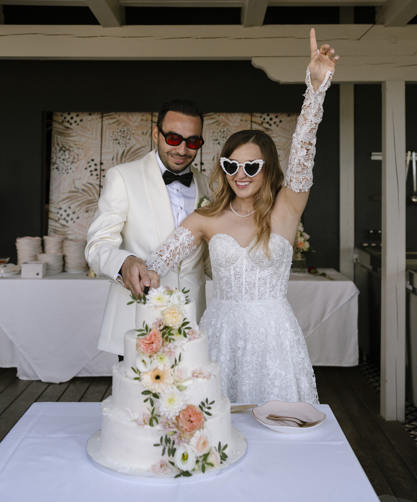 Brautpaar beim Tortenanschnitt, Copyright: Paulinawithlove