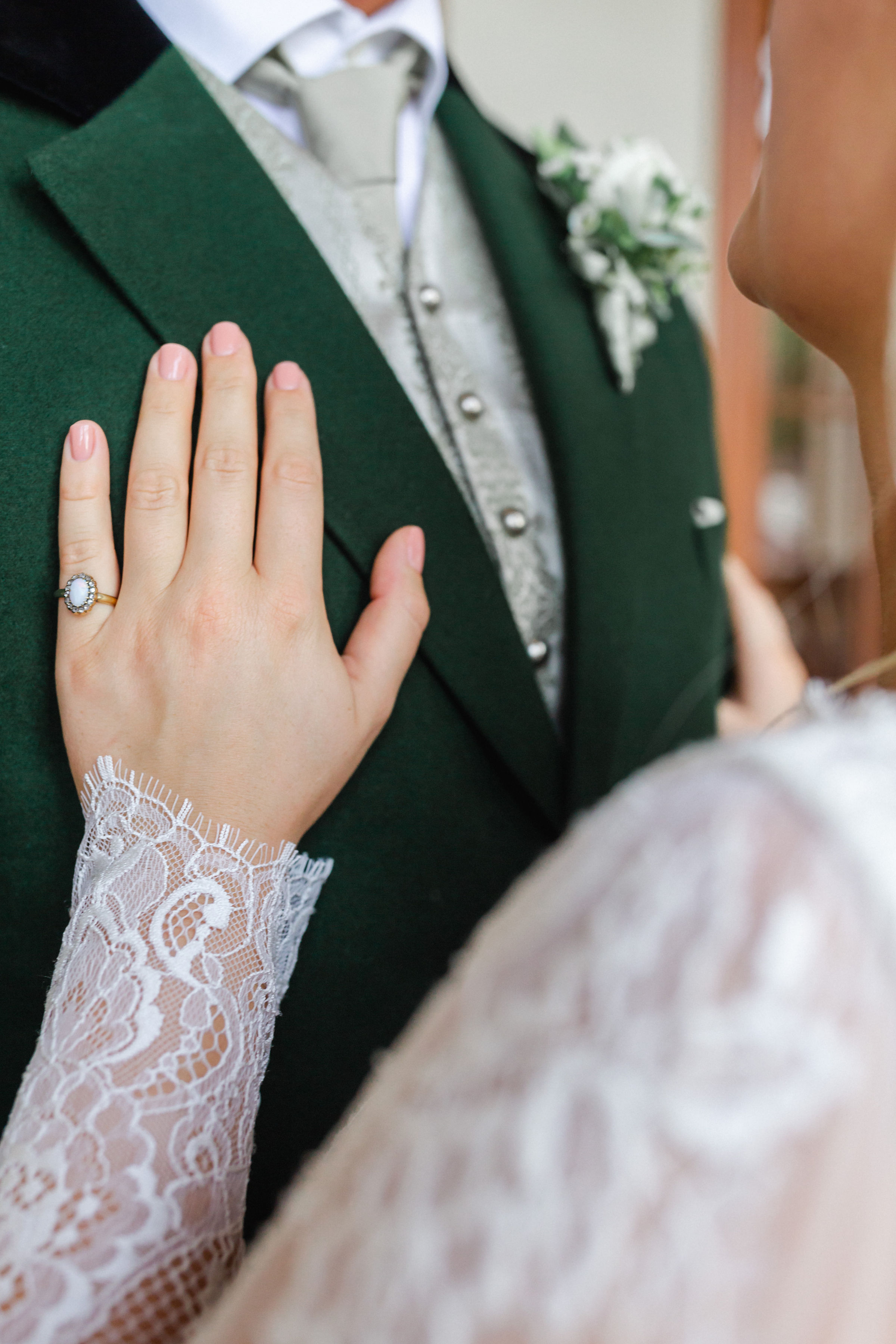 Hochzeit_ A&A_Paarshooting First Look Brautpaar Spitze ©Marie & Michael Photography