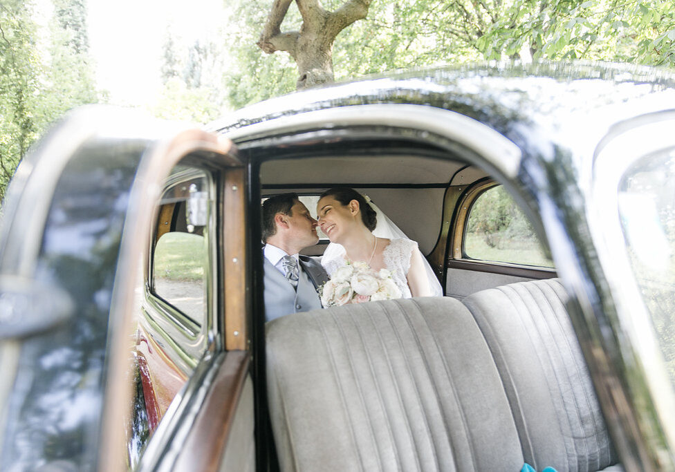 Sonnenschein, Romantik und ein Oldtimer - eine Hochzeitsinspiration