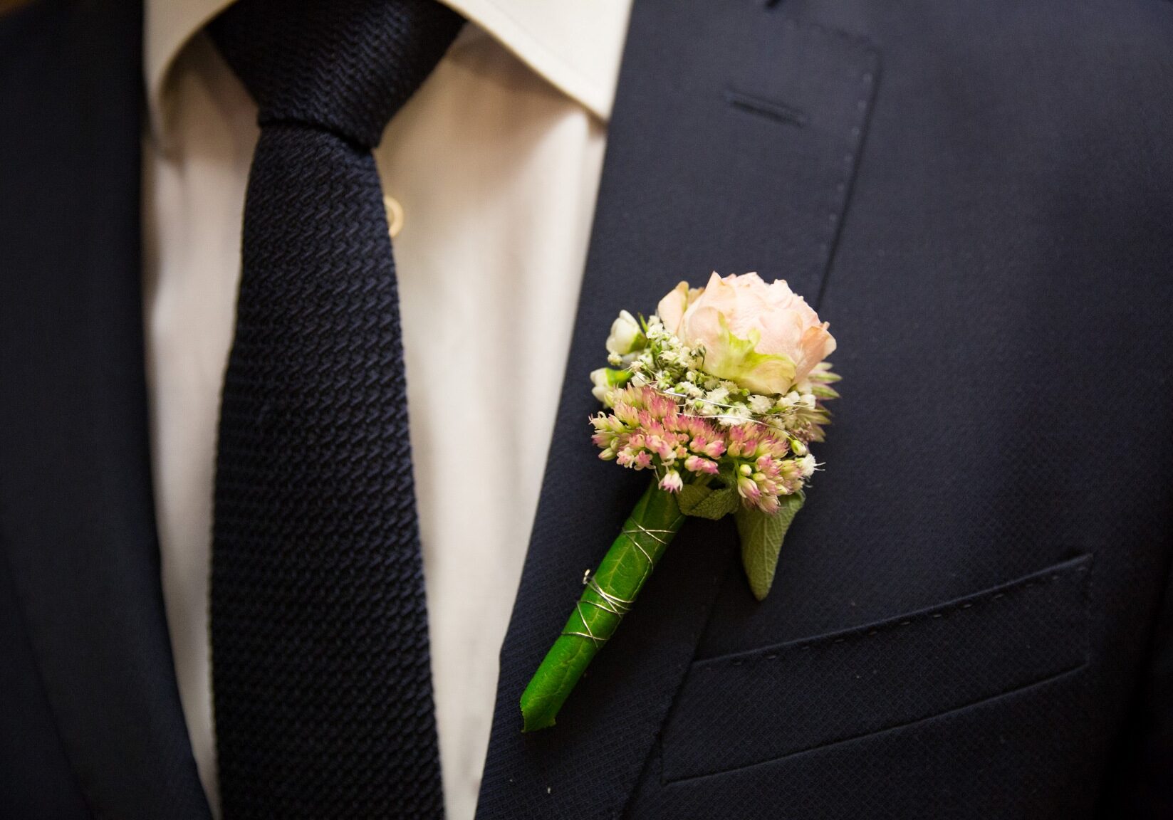 Warum auch Männer Blumenschmuck benötigen, Bräutigamanstecker