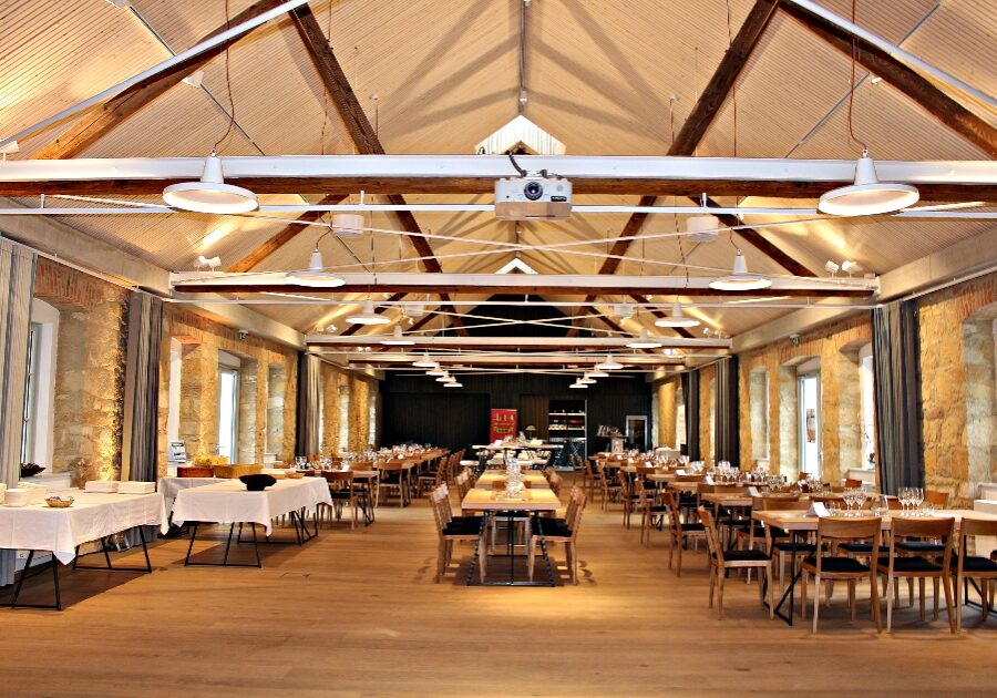 Tische in einem Festsaal